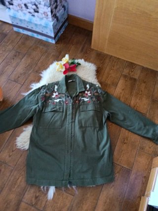 Chaqueta Bordada Color Verde Militar Pull&Bear