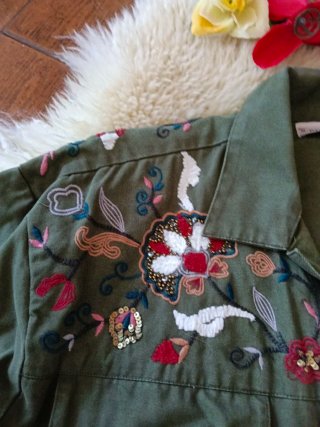 Chaqueta Bordada Color Verde Militar Pull&Bear