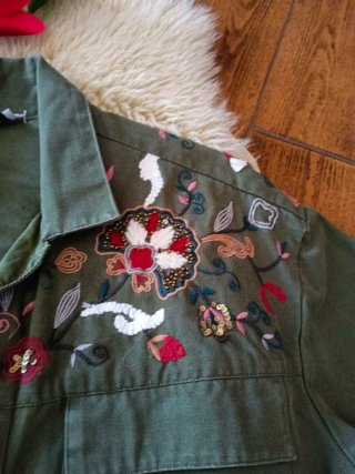Chaqueta Bordada Color Verde Militar Pull&Bear