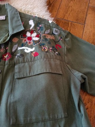 Chaqueta Bordada Color Verde Militar Pull&Bear