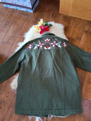 Chaqueta Bordada Color Verde Militar Pull&Bear