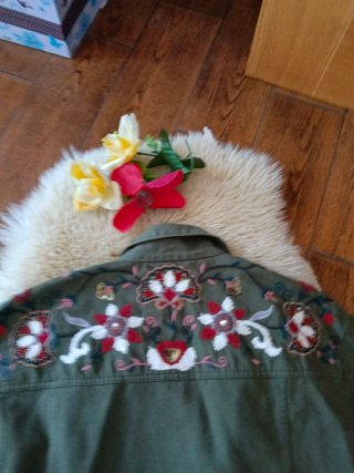 Chaqueta Bordada Color Verde Militar Pull&Bear