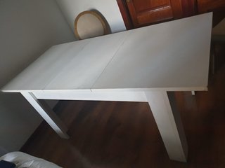 Mesa de comedor blanca de madera