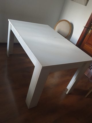 Mesa de comedor blanca de madera