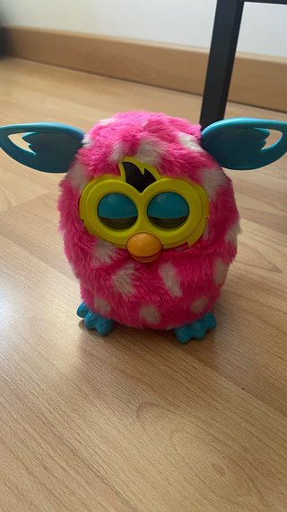 Furby rosa con manchas blancas