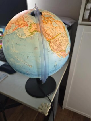 Globo terráqueo National Geographic iluminado