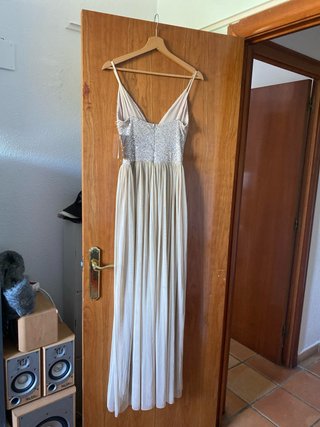 Vestido largo beige con lentejuelas