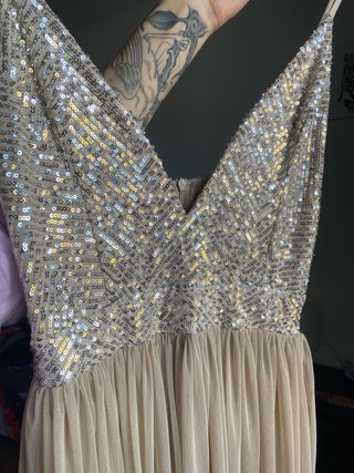 Vestido largo beige con lentejuelas