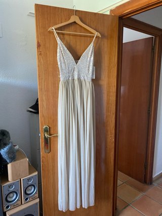 Vestido largo beige con lentejuelas