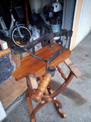 Porta prosciutto in metallo e legno