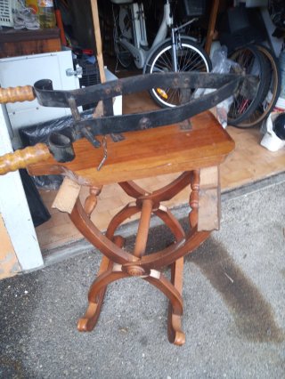 Porta prosciutto in metallo e legno