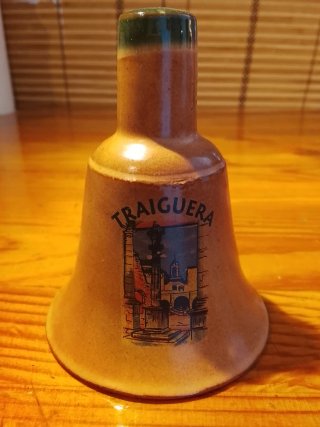 Campana de cerámica marrón