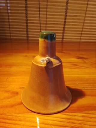 Campana de cerámica marrón