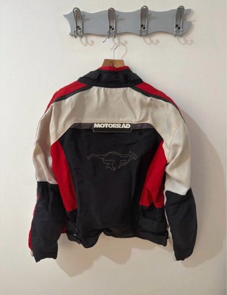 Chaqueta de motorista negra y roja