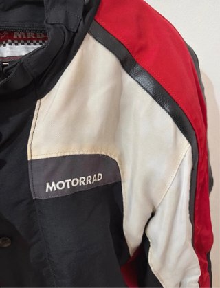 Chaqueta de motorista negra y roja