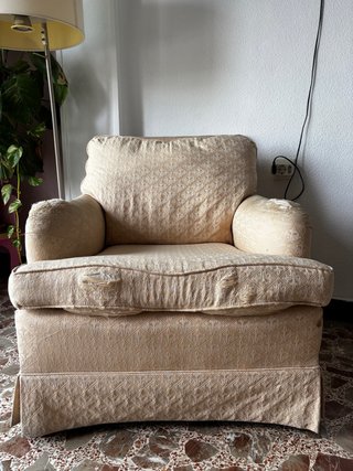 Sillón cómodo con funda beige