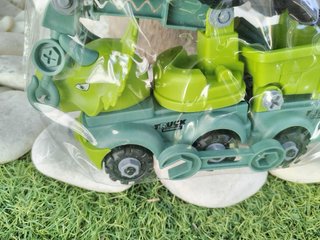 Coche de dinosaurio desmontable
