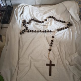 Rosario de madera de ciprés