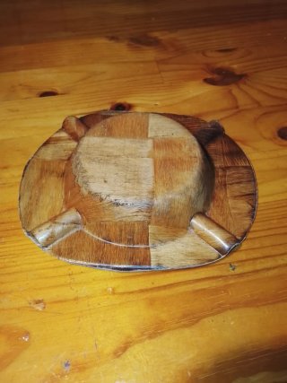 Cenicero antiguo de madera marrón