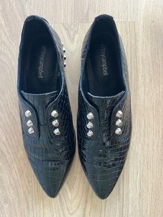 Zapatos negros piel tacón tachuelas T.37.5