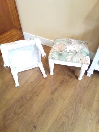 Conjunto 2 taburetes bajos con tapicería floral