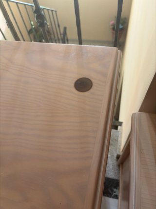 Escritorio y mesita de noche de madera