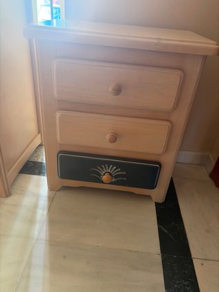 Escritorio y mesita de noche de madera