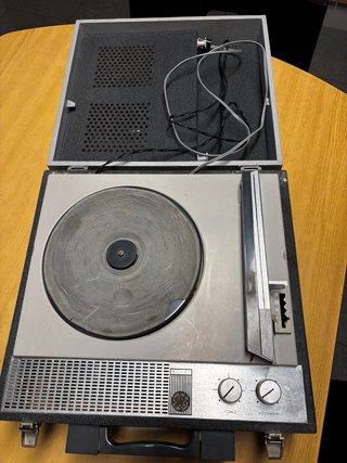 Tocadiscos GE Portátil Años 60