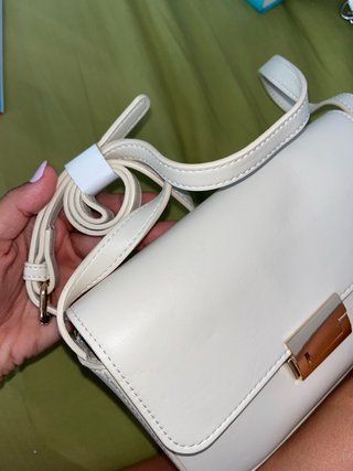Bolso blanco con cierre metálico