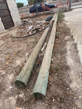 Poste de madera para teléfono/