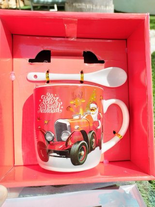 Taza de porcelana con diseño navideño