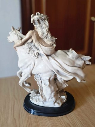 Escultura Mujer a Caballo Piedra
