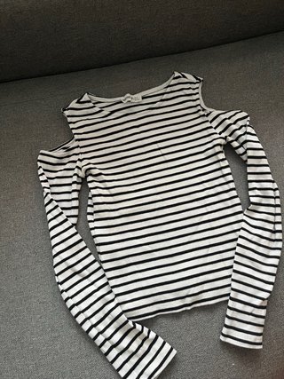 Camiseta de rayas con hombros descubiertos
