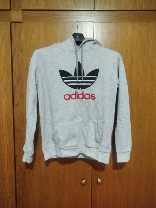 Dos sudaderas, una Puma y otra Adidas