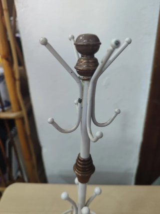 Perchero de mesa dorado y blanco