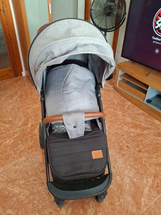 Passeggino per neonati grigio
