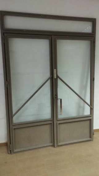 Puerta doble de cristal y metal