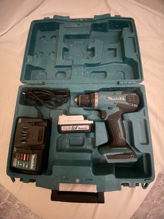 Taladro Makita con maletín y cargador