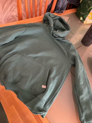 Sudadera verde con capucha