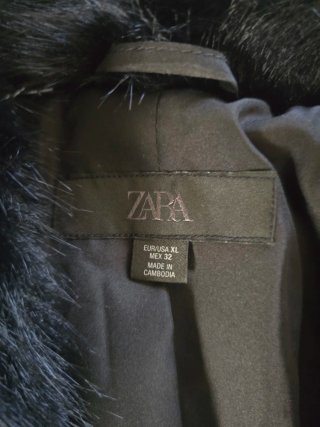 Abrigo Zara pelo negro