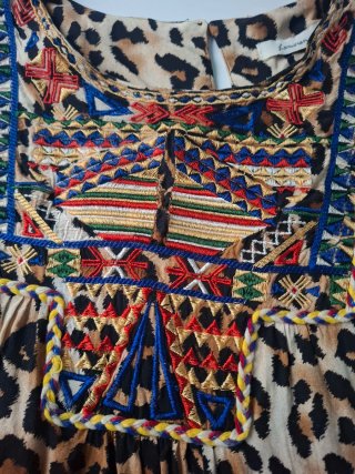 Vestido animal print con bordado