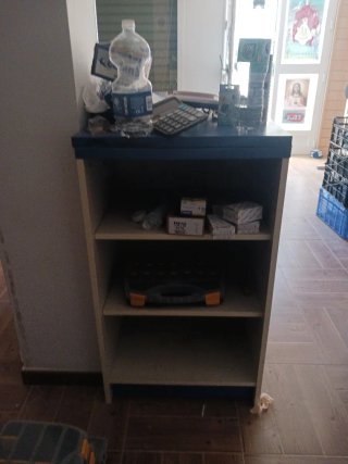 Mostrador de tienda blanco y azul