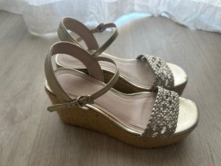 Sandalias Zara doradas Talla 37