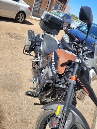 Moto Adventure Negra y Marrón
