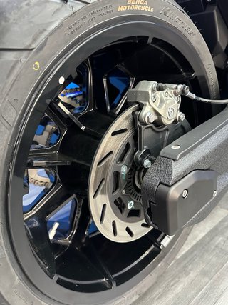 Benda LFC 700 - 150 km - ¡Como Nueva! Batman