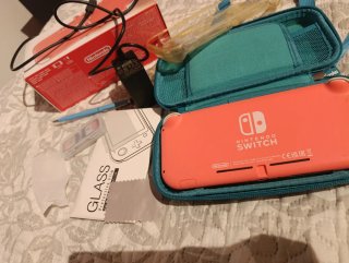 Nintendo Switch Lite Coral + Custodia