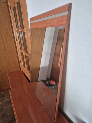 Conjunto dormitorio. Cómoda, Mesillas y Espejo.