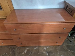 Conjunto dormitorio. Cómoda, Mesillas y Espejo.