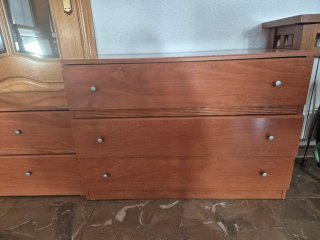 Conjunto dormitorio. Cómoda, Mesillas y Espejo.