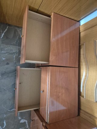 Conjunto dormitorio. Cómoda, Mesillas y Espejo.